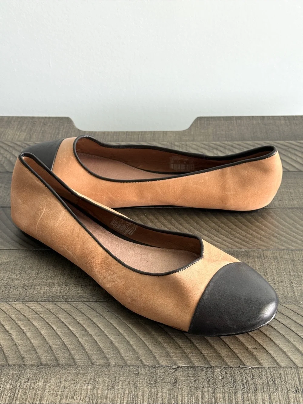 Fossil Two-Tone Tan and Black Women’s Ballet Flats Size 9.5